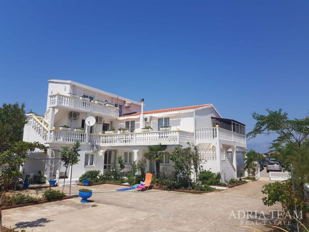 APARTMÁNOVÝ DOM S VÝHĽADOM NA MORE – VIR