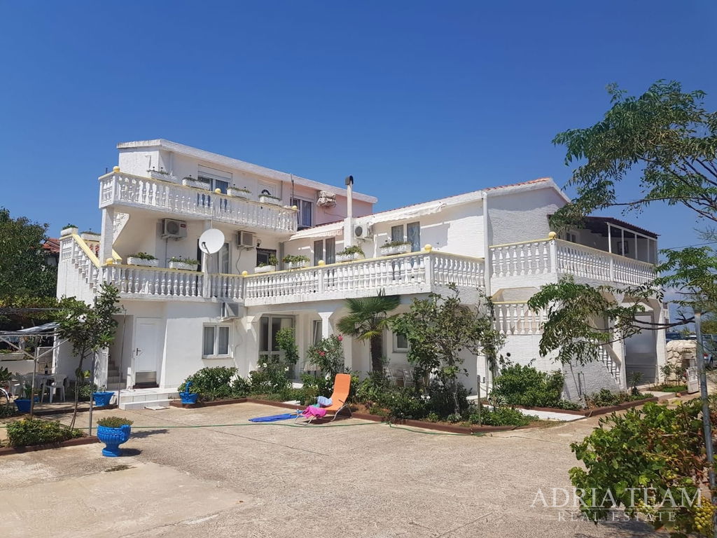 APARTMÁNOVÝ DOM S VÝHĽADOM NA MORE – VIR