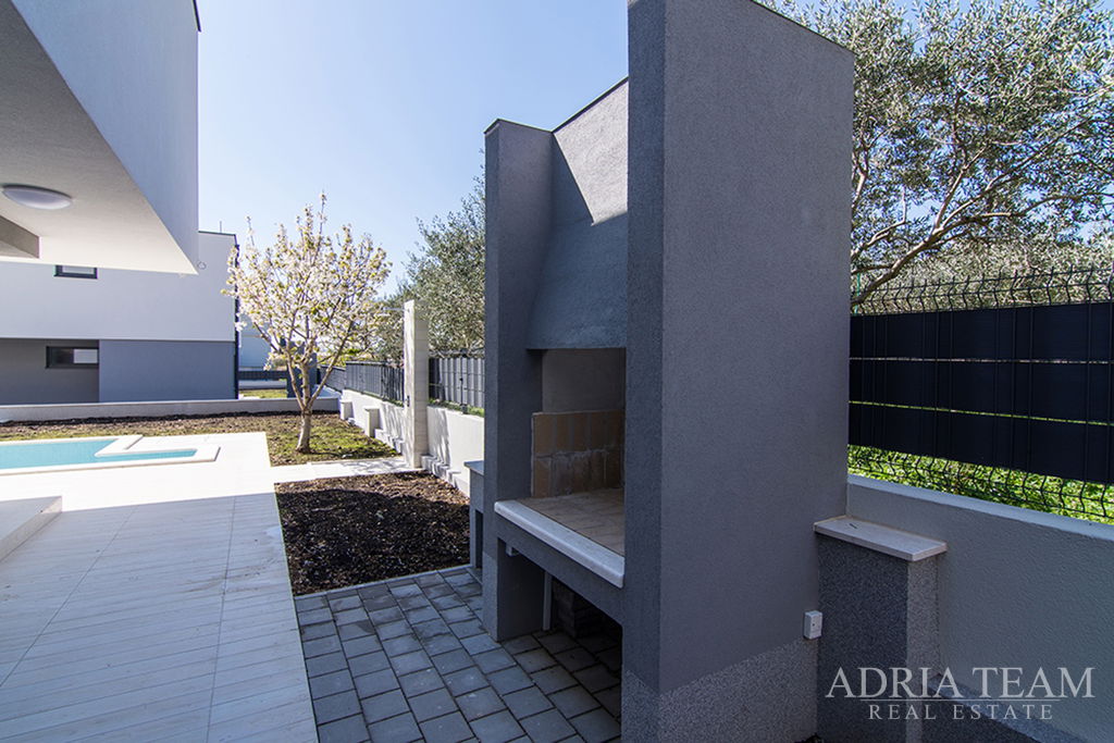 MODERNÁ LUXUSNÁ RODINNÁ VILA 1- 202 m² – 300 M OD MORA – KAŠTEL KAMBELOVAC