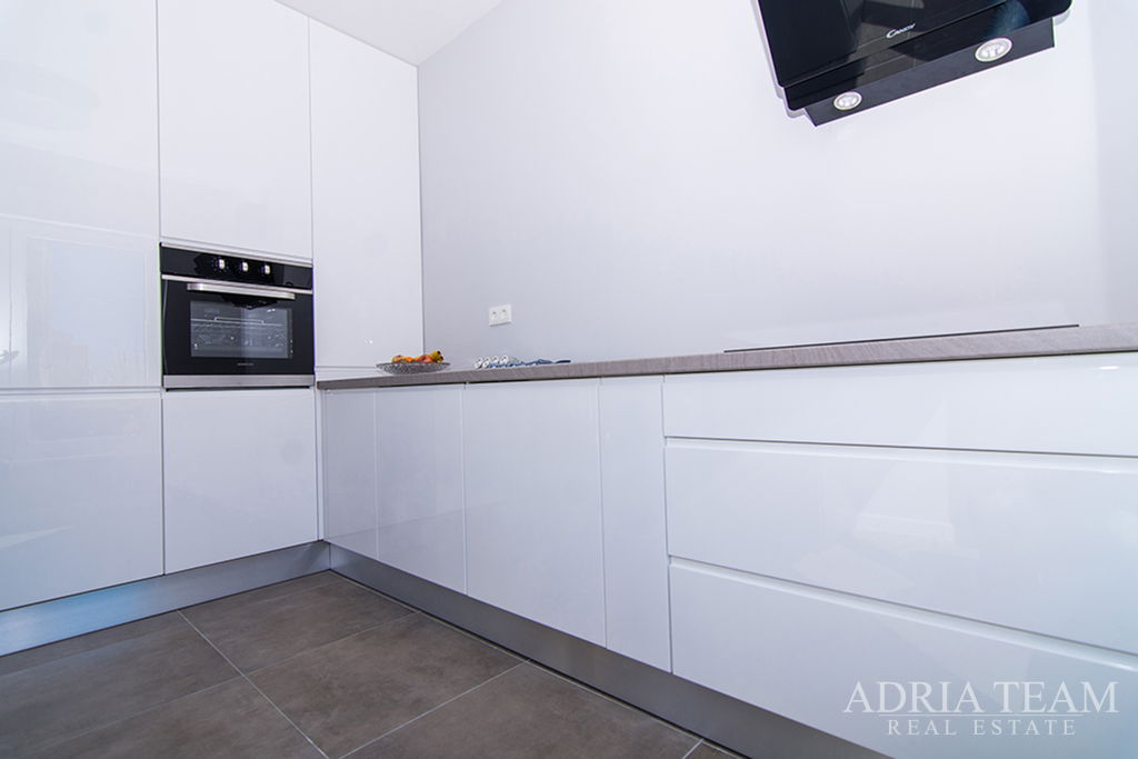 MODERNÁ LUXUSNÁ RODINNÁ VILA 1- 202 m² – 300 M OD MORA – KAŠTEL KAMBELOVAC