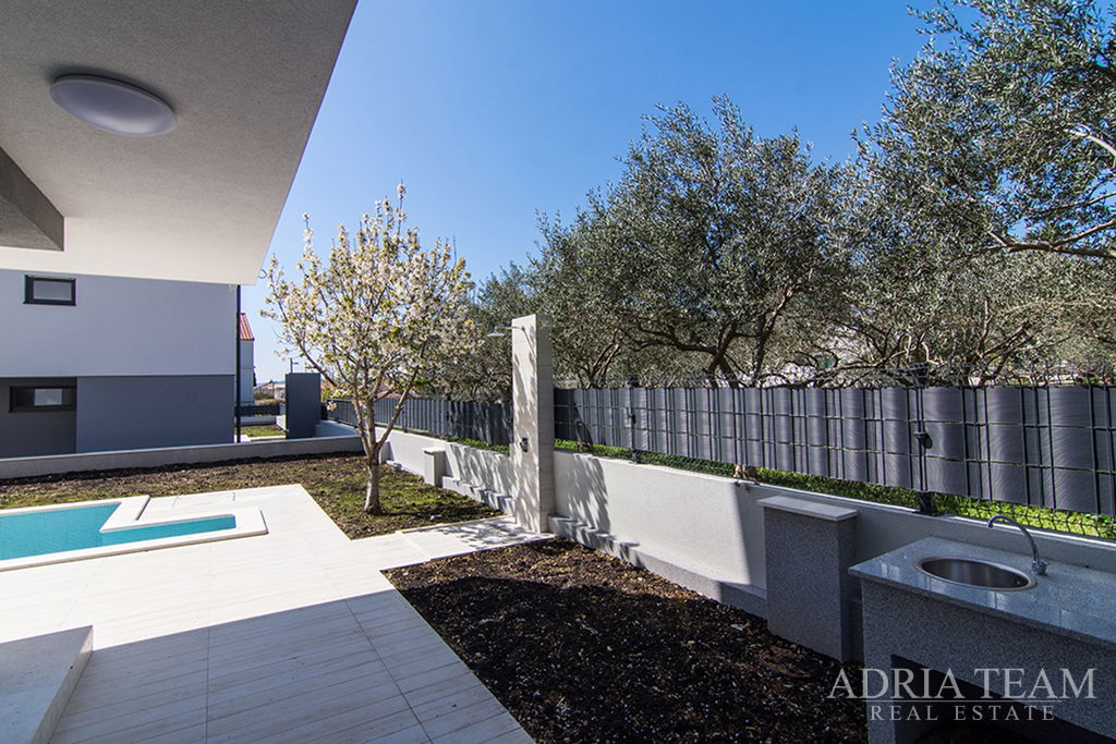 MODERNÁ LUXUSNÁ RODINNÁ VILA 1- 202 m² – 300 M OD MORA – KAŠTEL KAMBELOVAC