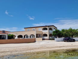 SAMOSTATNE STOJACI DOM S 5 APARTMÁNMI – BLÍZKO MORA A PLÁŽE – VIR nehnuteľnosť na predaj