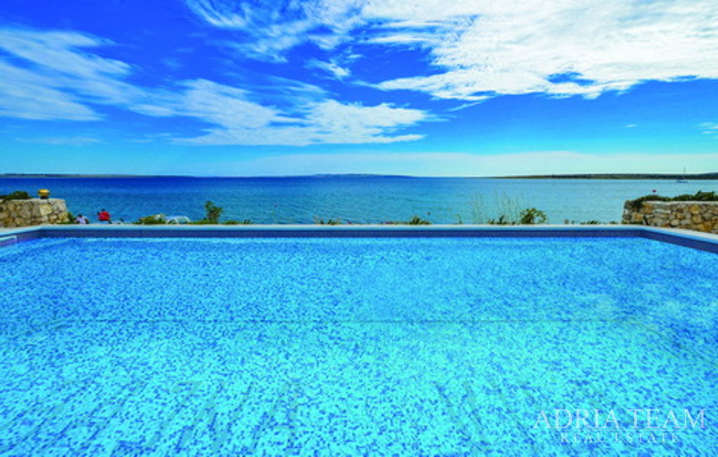 LUXUSNÁ VILA, 5 m OD MORA – KOŠLJUN, PAG