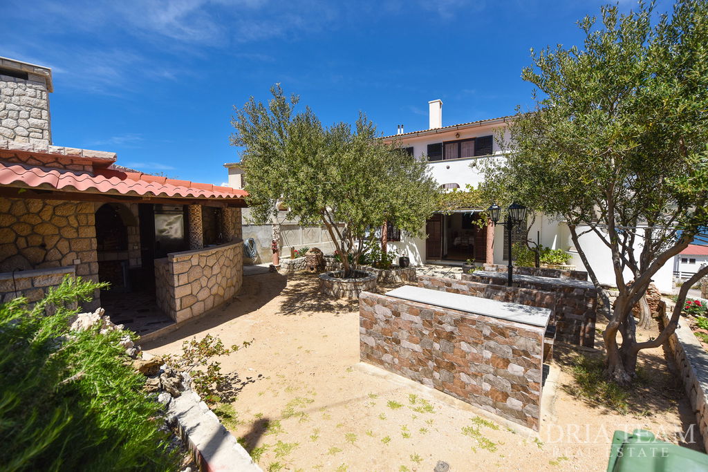 TROJIZBOVÝ APARTMÁN 80,47 m² – 150 M OD MORA – PAG