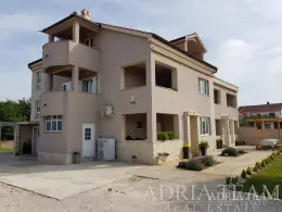 APARTMÁNOVÝ DOM SO 7 APARTMÁNMI – PRIVLAKA nehnuteľnosť na predaj