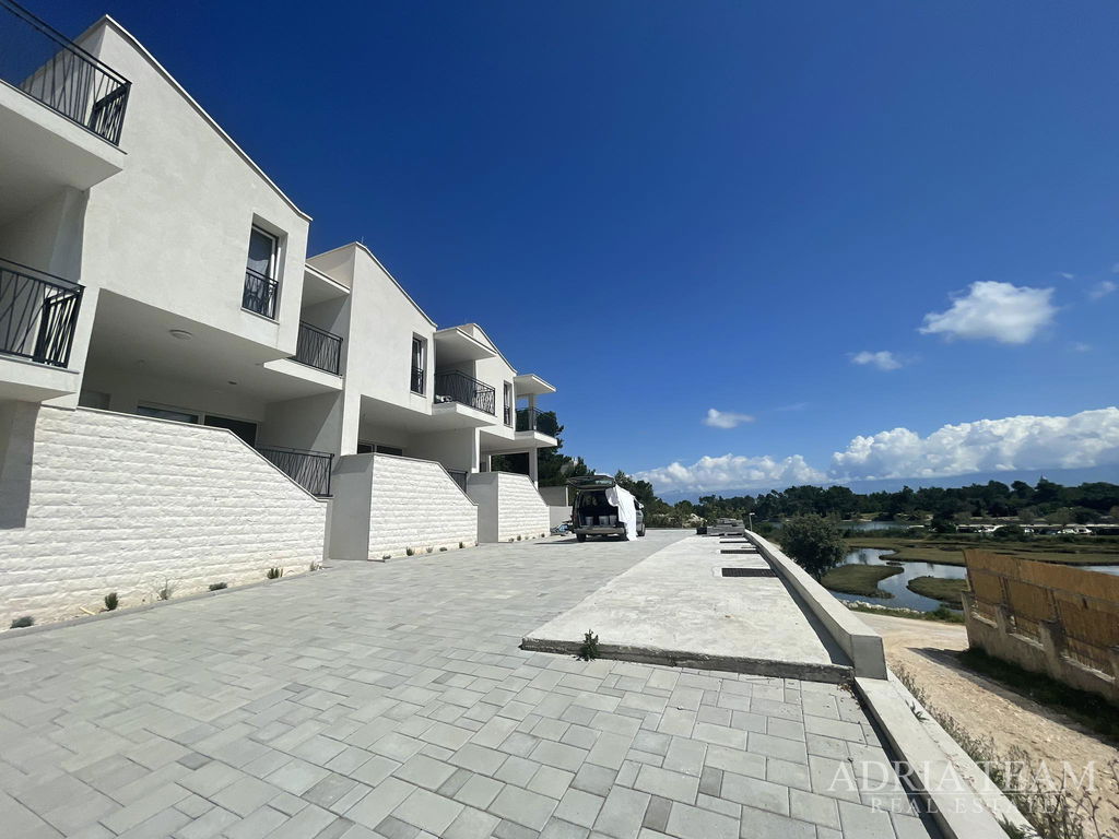 DOM V RADE, 50 m OD MORA, VÝBORNÁ POZÍCIA, NIN – ZATON