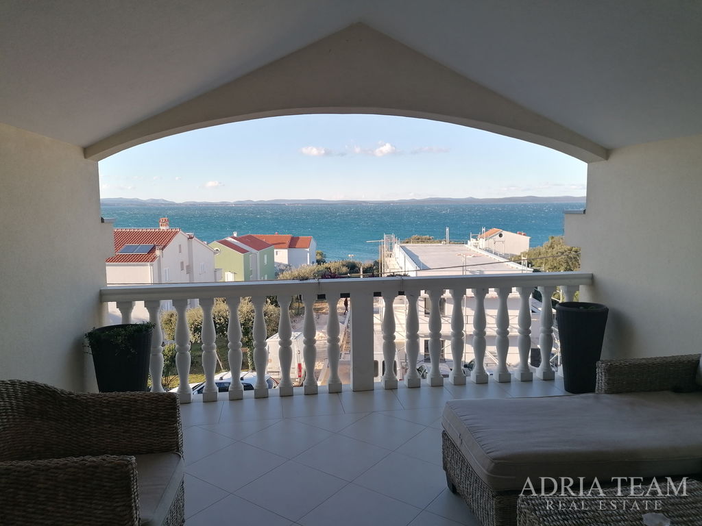 APARTMÁNOVÝ DOM S 3 APARTMÁNMI, 120 m OD MORA - PETRČANE, ZADAR