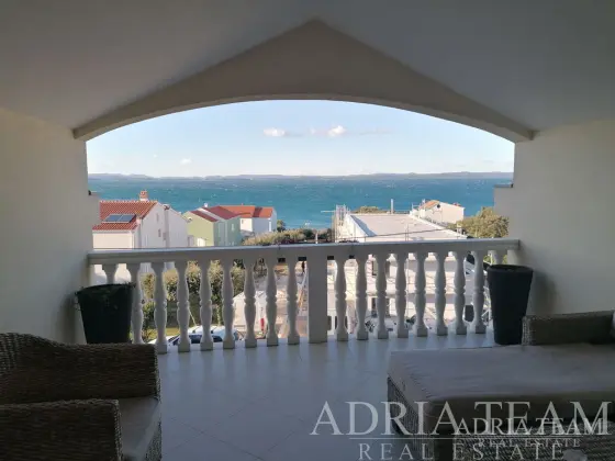 APARTMÁNOVÝ DOM S 3 APARTMÁNMI, 120 m OD MORA - PETRČANE, ZADAR nehnuteľnosť na predaj
