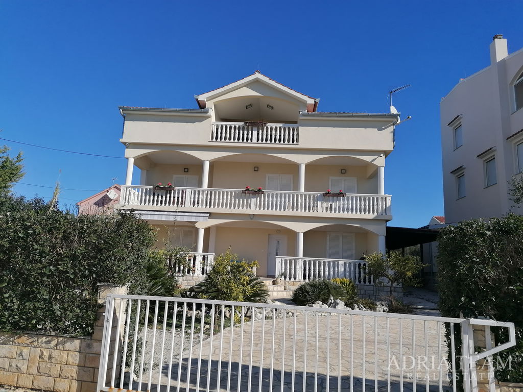 APARTMÁNOVÝ DOM S 3 APARTMÁNMI, 120 m OD MORA - PETRČANE, ZADAR