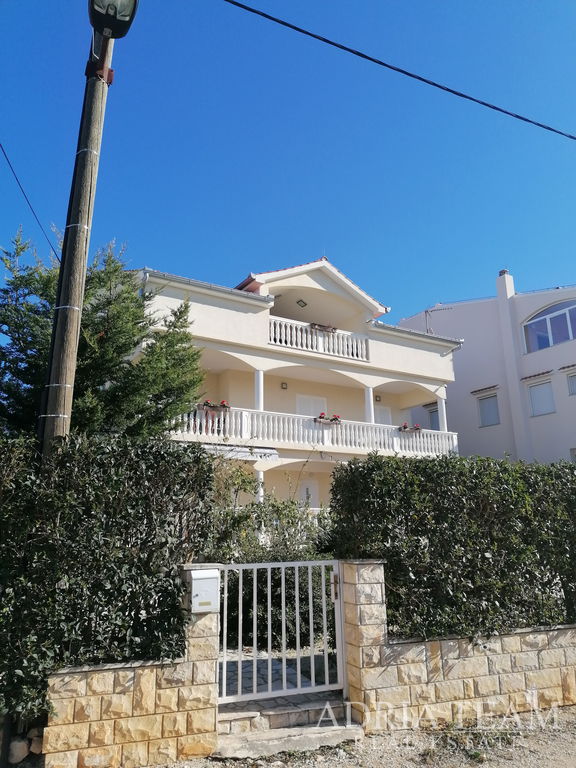 APARTMÁNOVÝ DOM S 3 APARTMÁNMI, 120 m OD MORA - PETRČANE, ZADAR