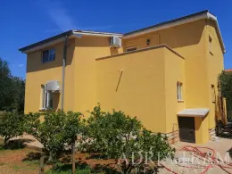 2 DOMY S VEĽKÝM POZEMKOM, 230m OD PLÁŽE - UGLJAN nehnuteľnosť na predaj