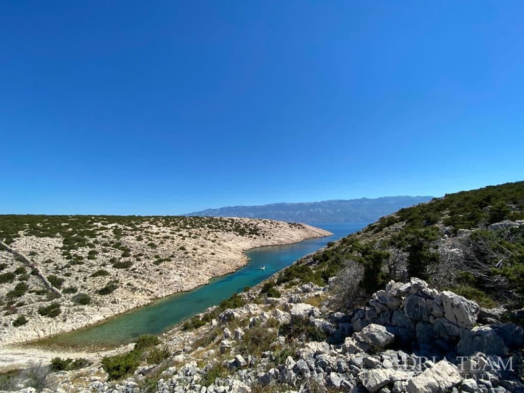 ATRAKTÍVNY POĽNOHOSPODÁRSKY POZEMOK 6 HA S HOSPODÁRSKOU BUDOVOU – NOVALJA,PAG