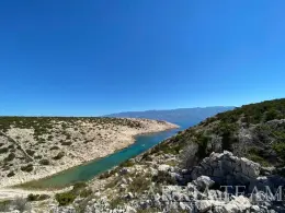 ATRAKTÍVNY POĽNOHOSPODÁRSKY POZEMOK 6 HA S HOSPODÁRSKOU BUDOVOU – NOVALJA,PAG nehnuteľnosť na predaj