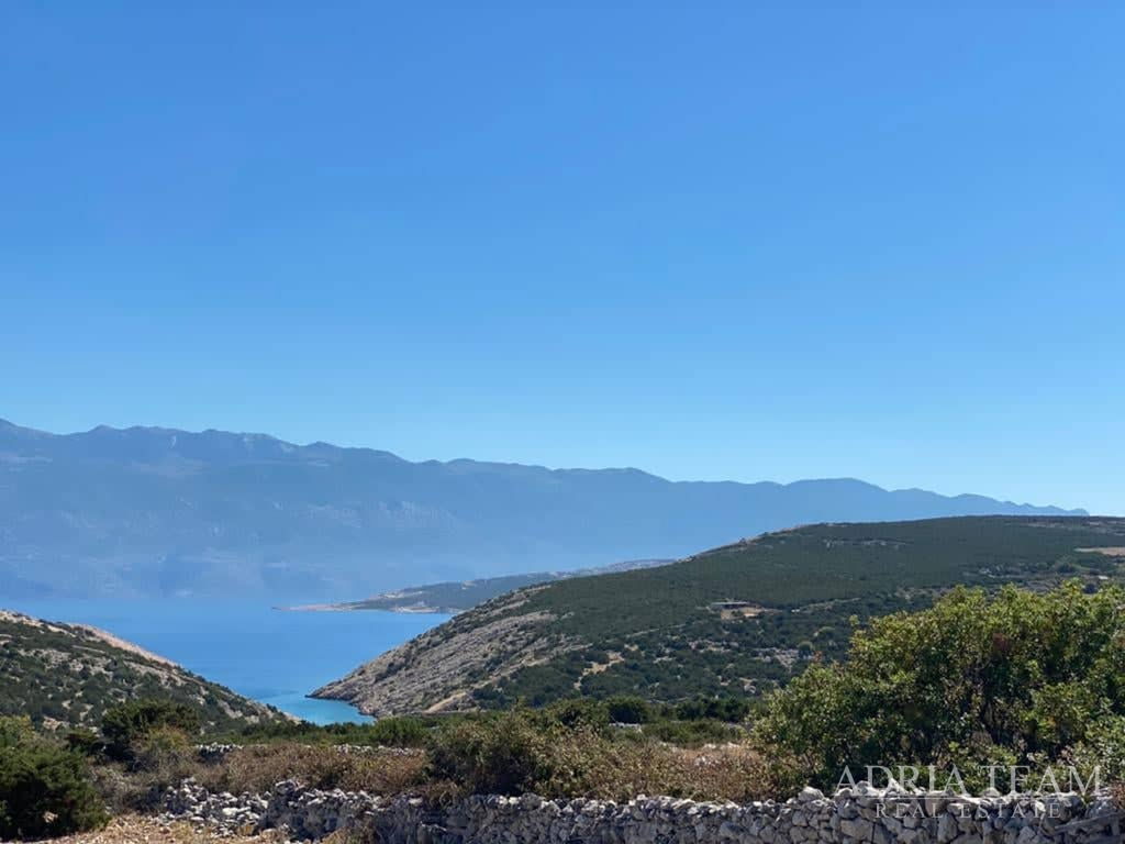 ATRAKTÍVNY POĽNOHOSPODÁRSKY POZEMOK 6 HA S HOSPODÁRSKOU BUDOVOU – NOVALJA,PAG