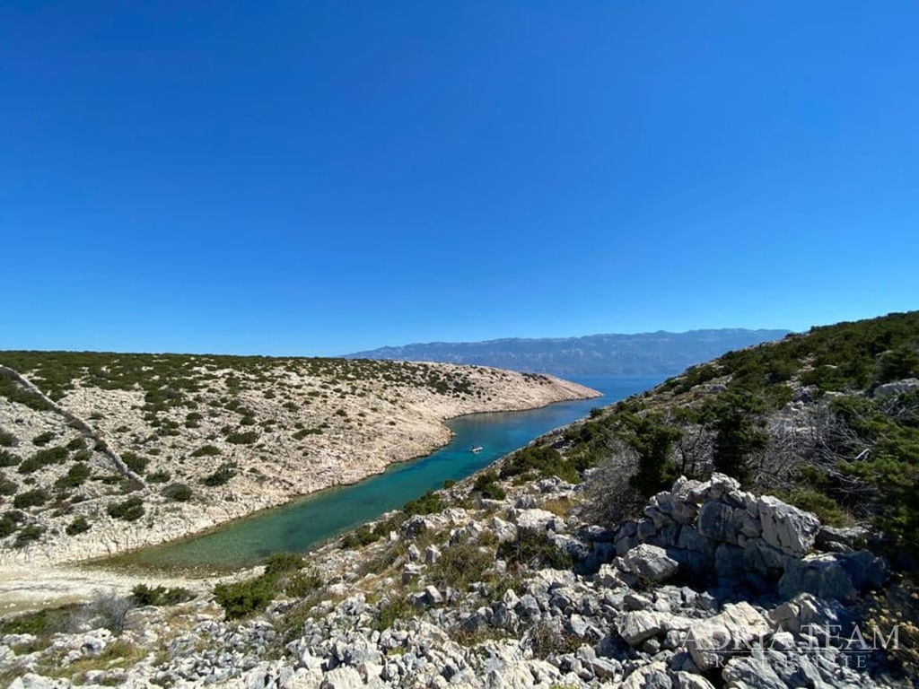 ATRAKTÍVNY POĽNOHOSPODÁRSKY POZEMOK 6 HA S HOSPODÁRSKOU BUDOVOU – NOVALJA,PAG